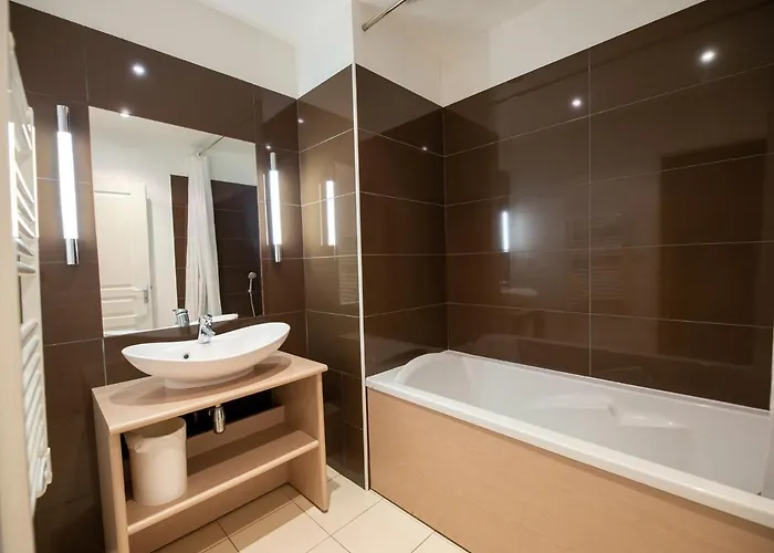 4 Personnes Avec Piscine Et Sauna - Résidence Château Des Magnans - - Fr-1-165b-45